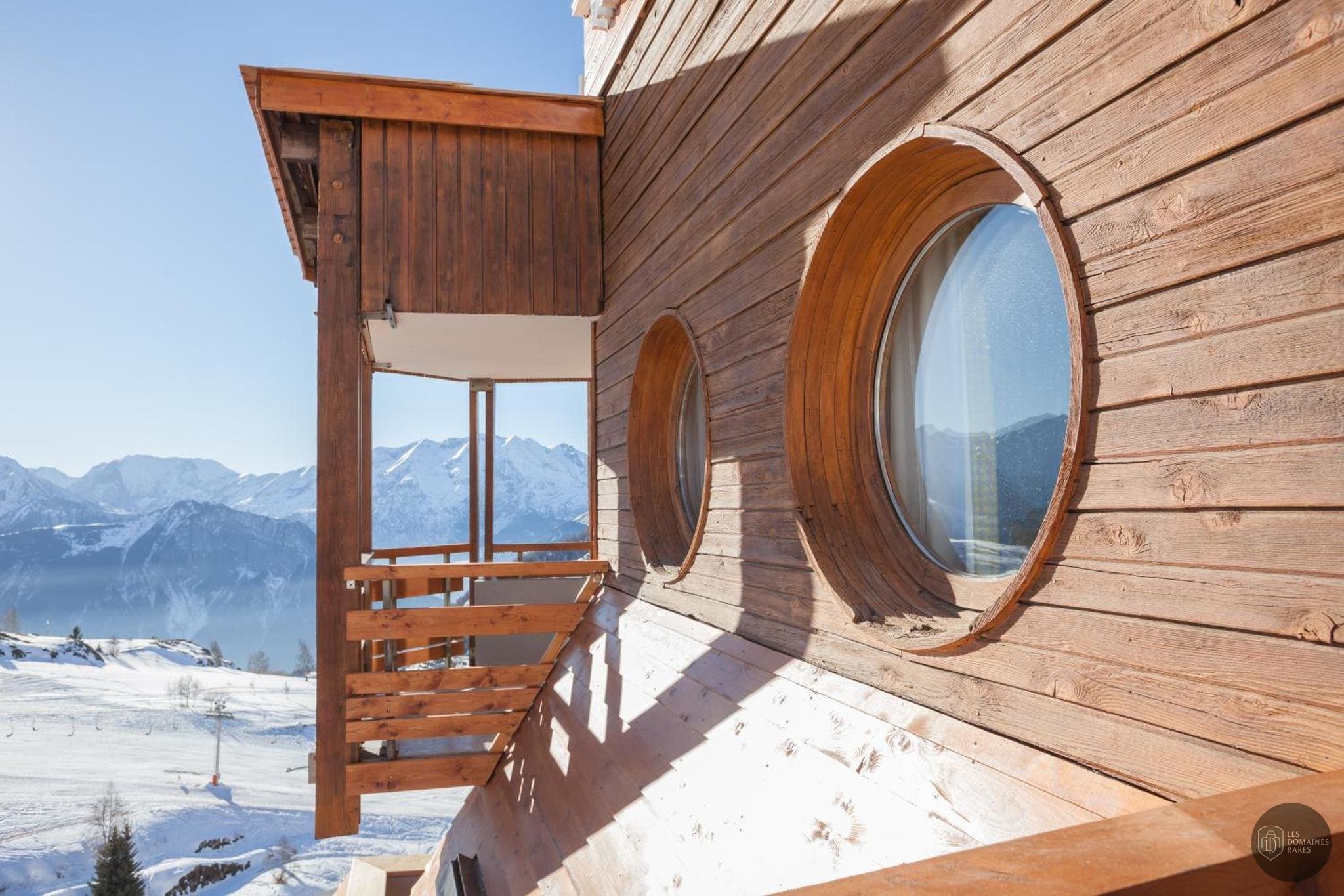 Vue extérieure de l'hôtel Royal Ours Blanc à Alpe en Auvergne-Rhône-Alpes