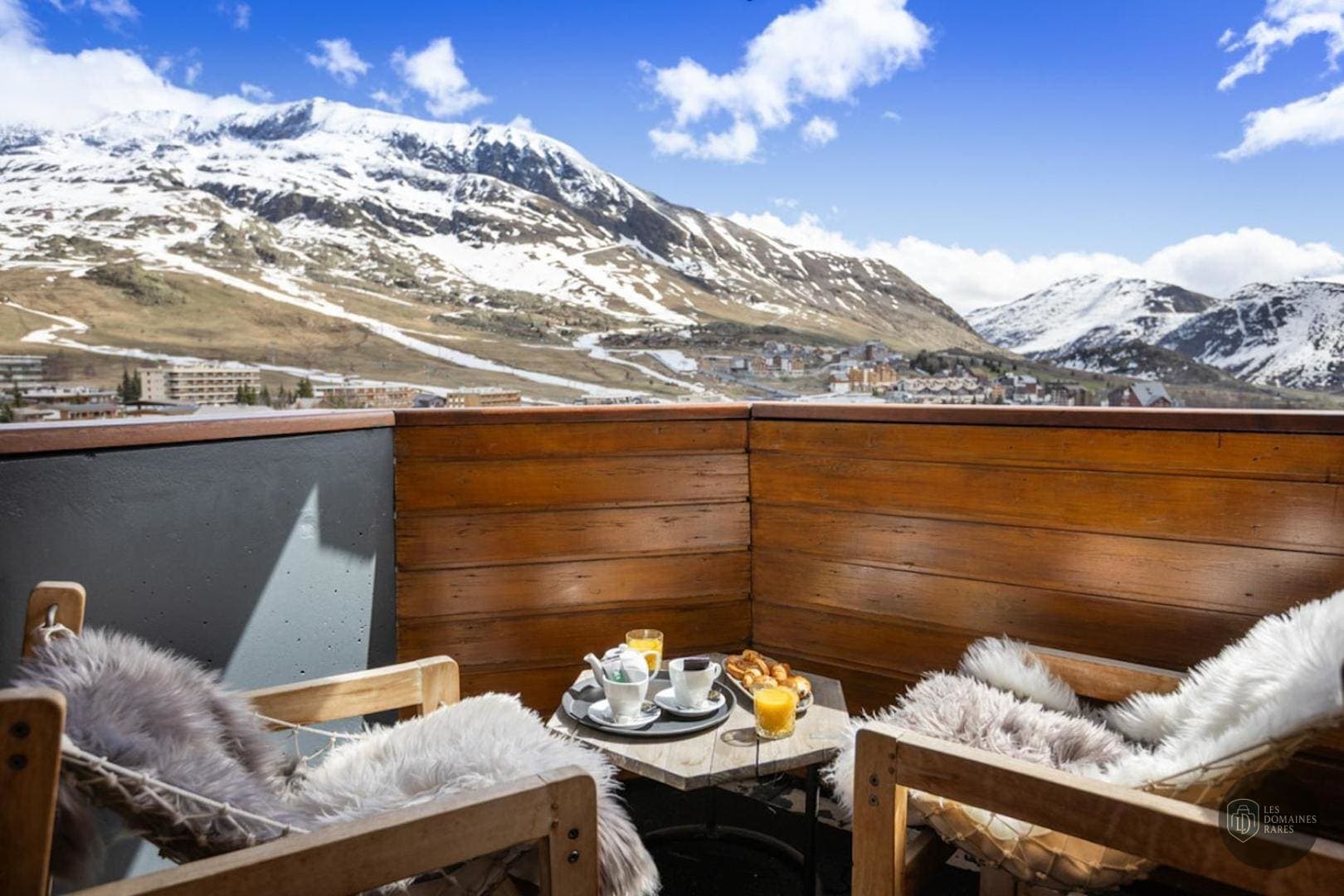 Vue extérieure de l'hôtel Royal Ours Blanc à Alpe en Auvergne-Rhône-Alpes