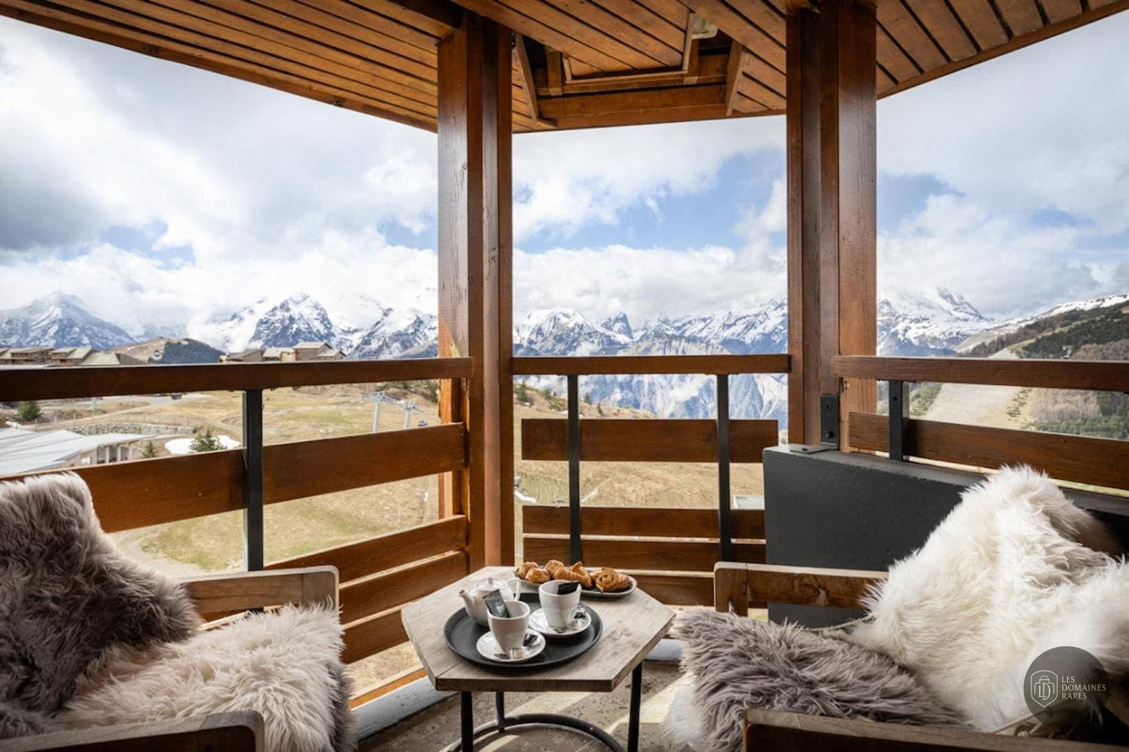 Vue extérieure de l'hôtel Royal Ours Blanc à Alpe en Auvergne-Rhône-Alpes