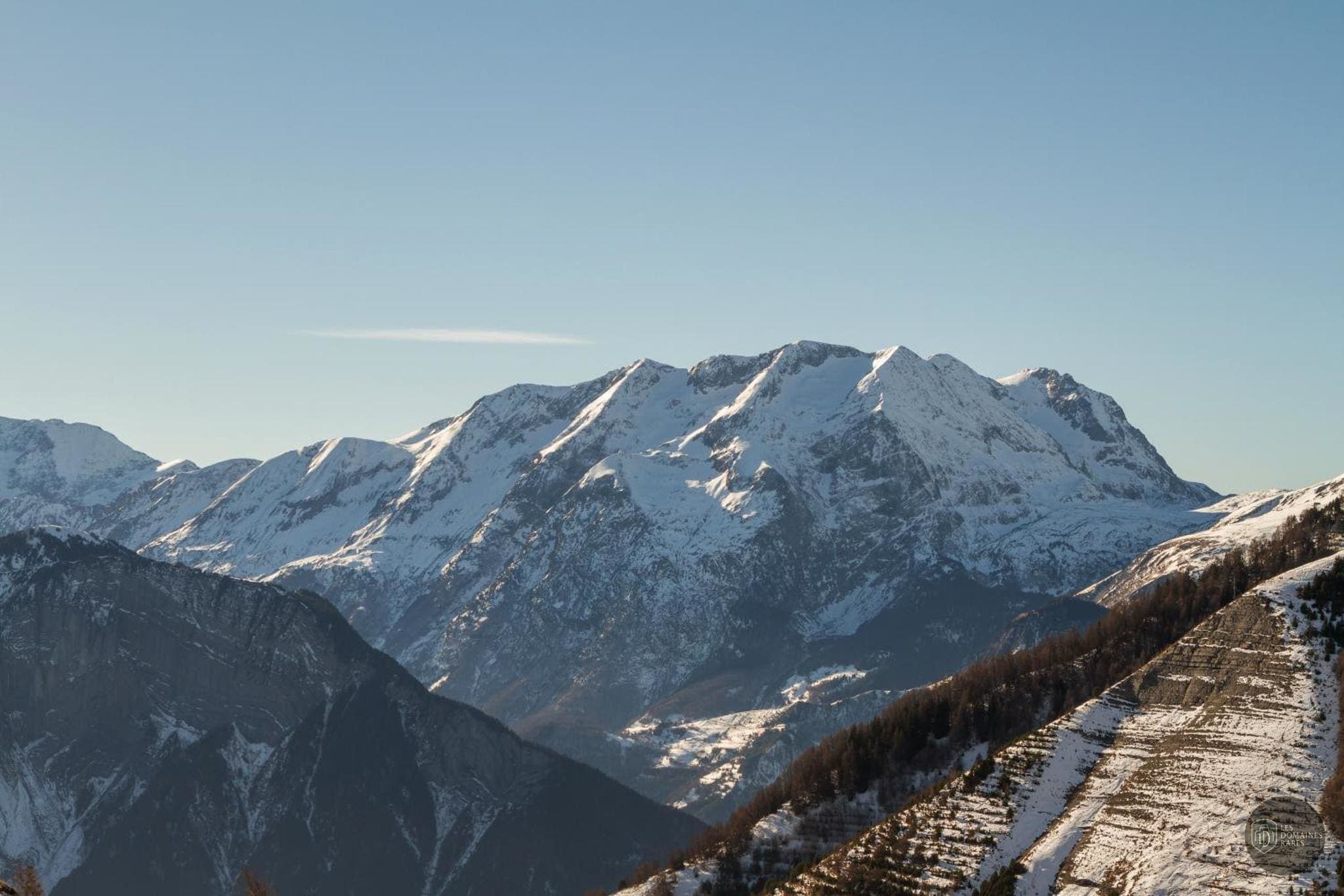 Vue extérieure de l'hôtel Royal Ours Blanc à Alpe en Auvergne-Rhône-Alpes