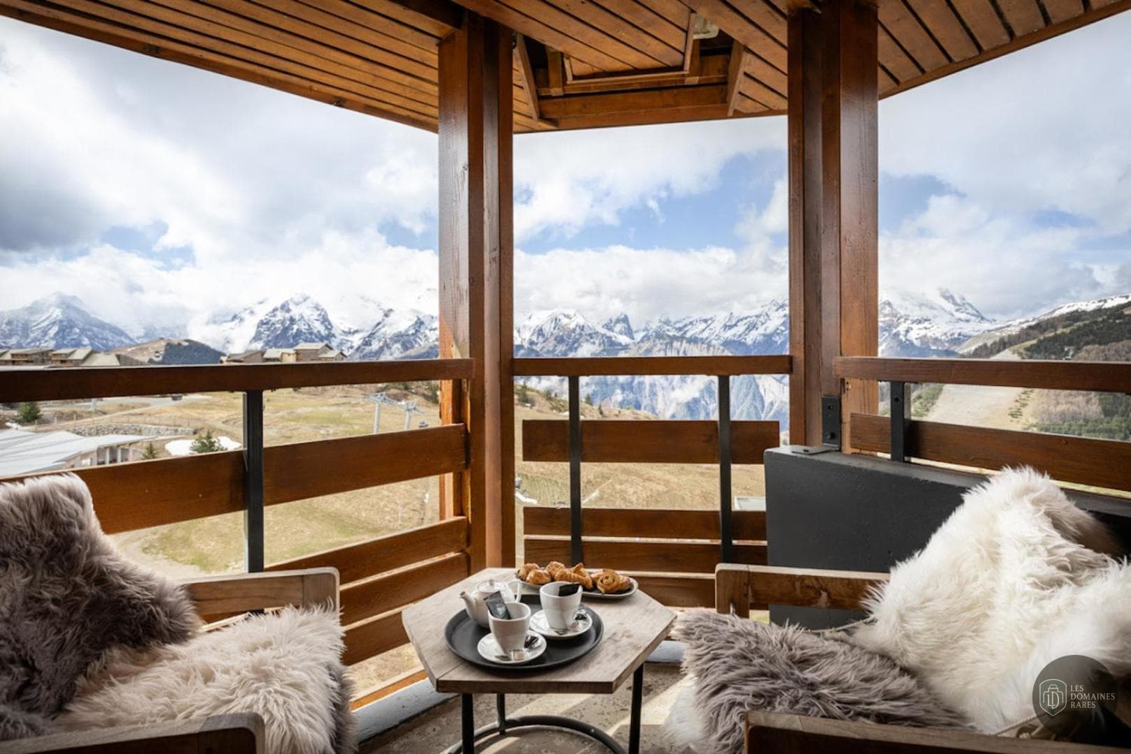 Vue extérieure de l'hôtel Royal Ours Blanc à Alpe en Auvergne-Rhône-Alpes
