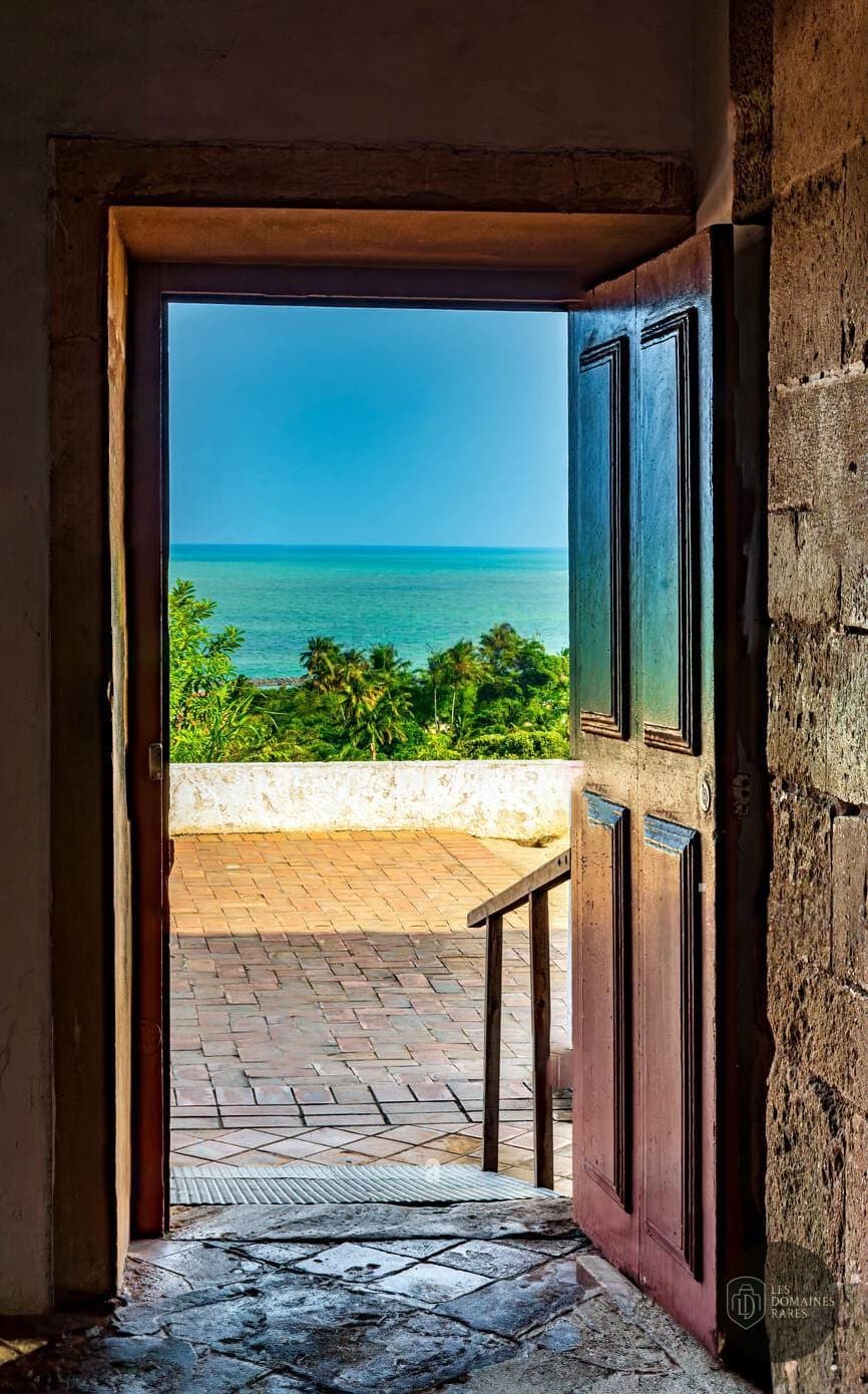 Porte ouverte avec vue sur l'océan