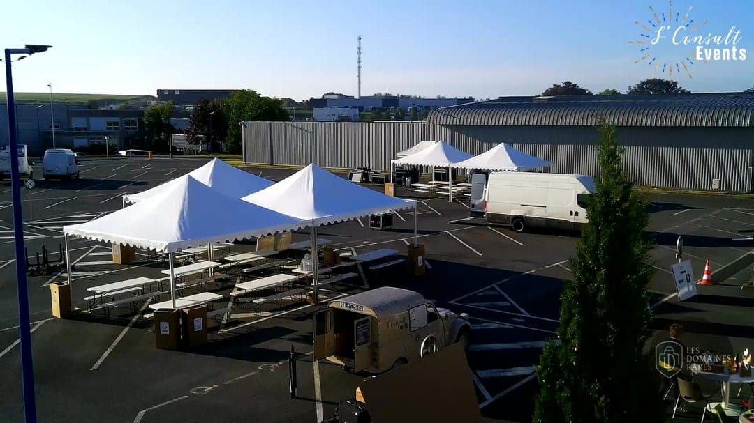 Parking avec tentes pour un événement