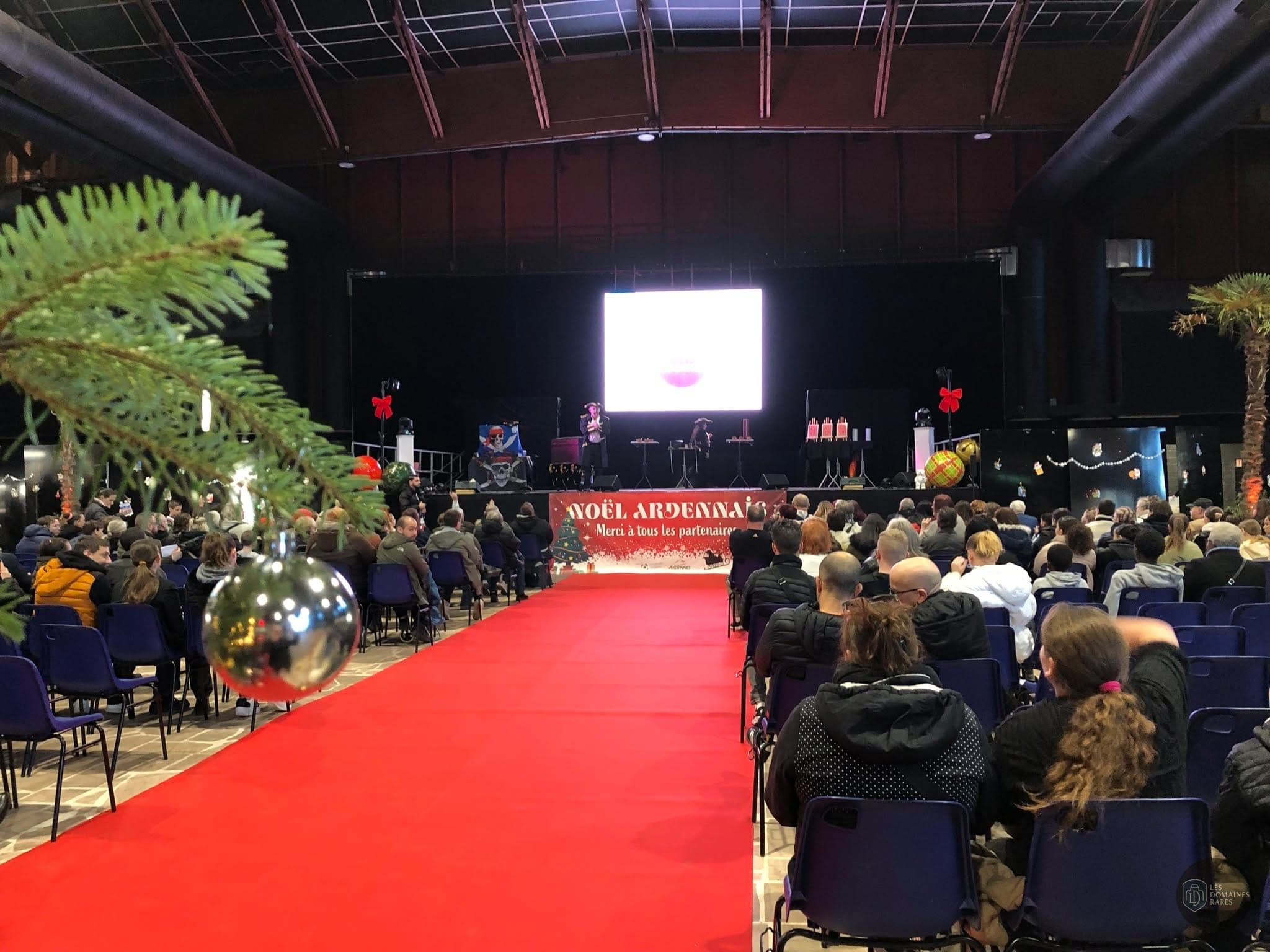 Salle de conférence avec public nombreux