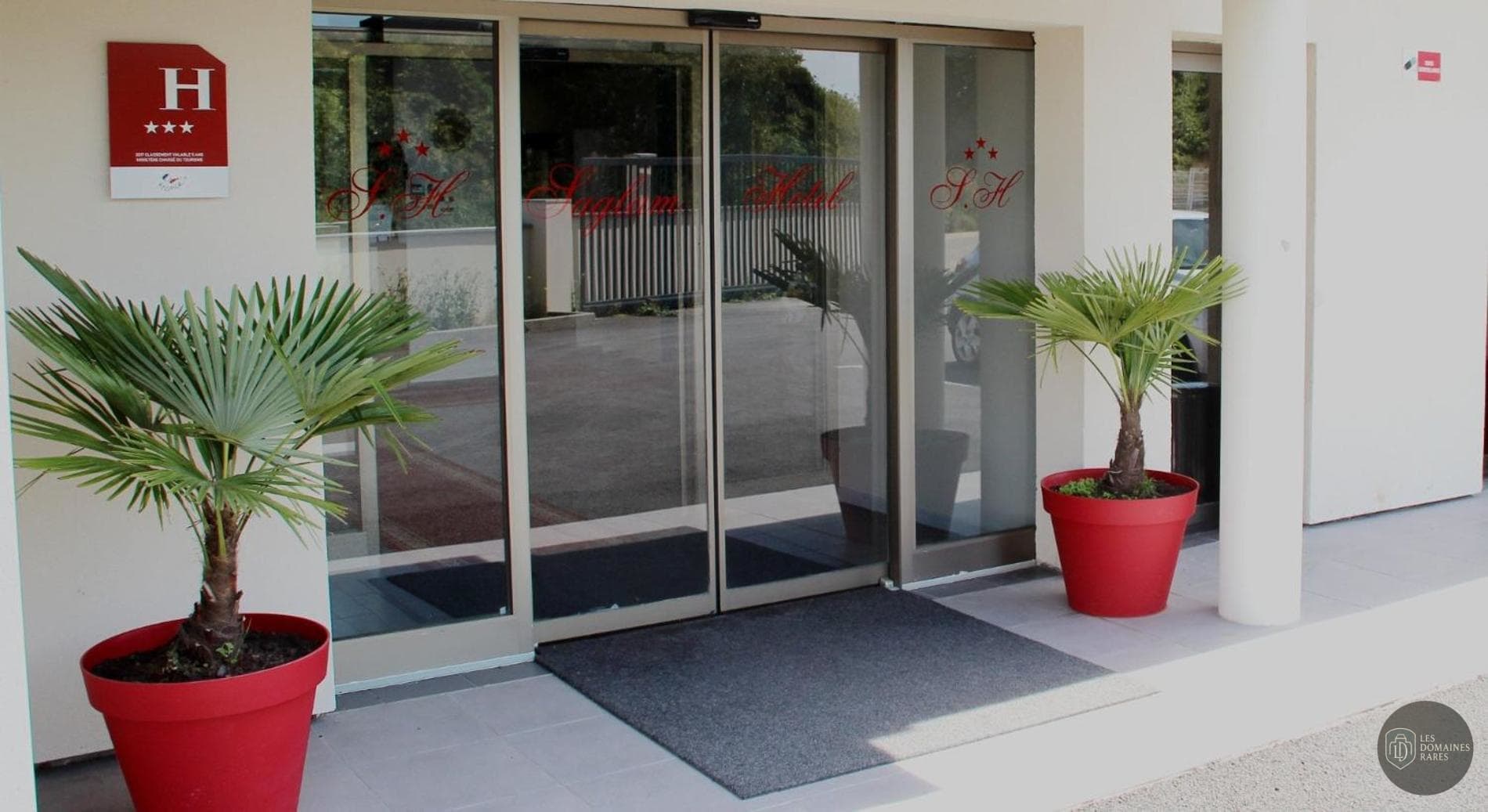 Vue extérieure de l'hôtel Saglam Hôtel à Goussainville en Île-de-France