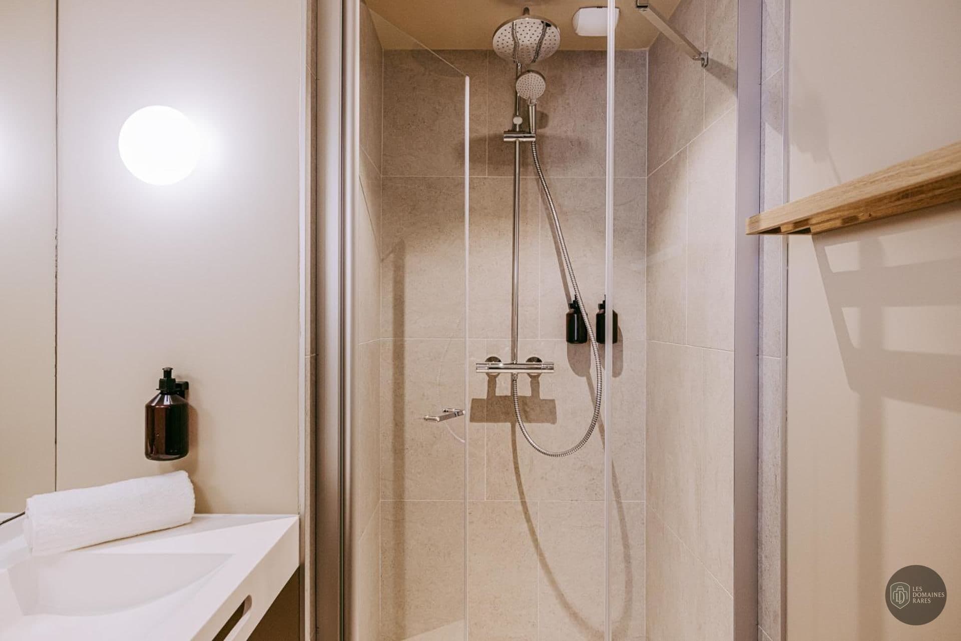 Salle de bain de l'hôtel Sangha Toulouse à Toulouse en Occitanie