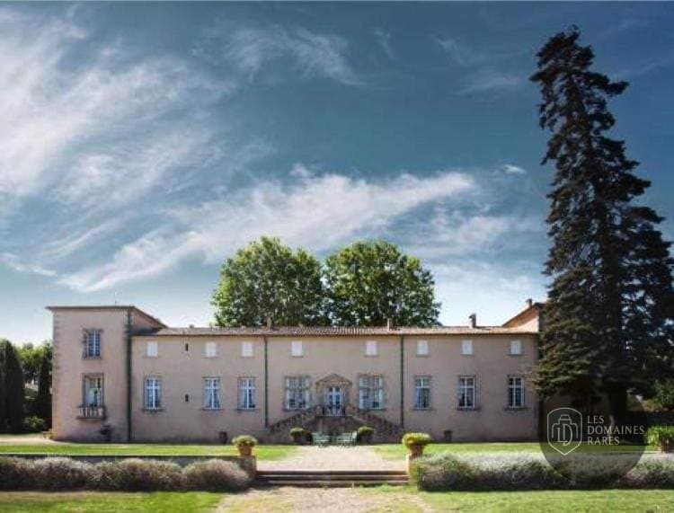 Vue extérieure du domaine Seigneurie de Peyrat à Pézenas en Occitanie