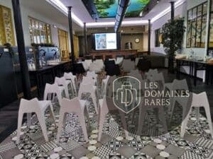 Salle de conférence avec écran