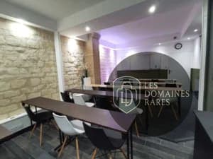 Salle de classe avec tables et chaises