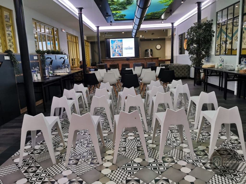 Salle de conférence avec chaises