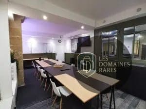 Salle de réunion avec grande table