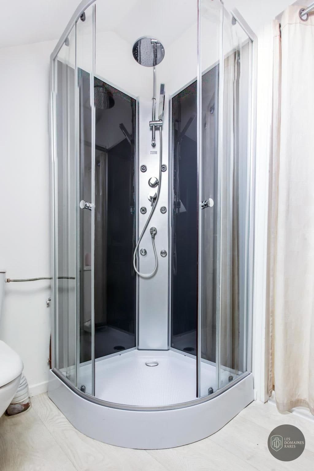Salle de bain de l'hôtel Singing Studio Paris en Île-de-France