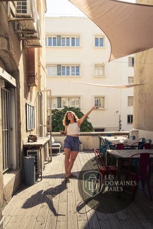 Terrasse extérieure avec tables et chaises