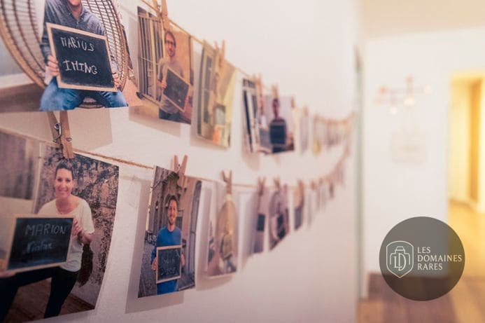 Mur décoré avec photos des coworkers