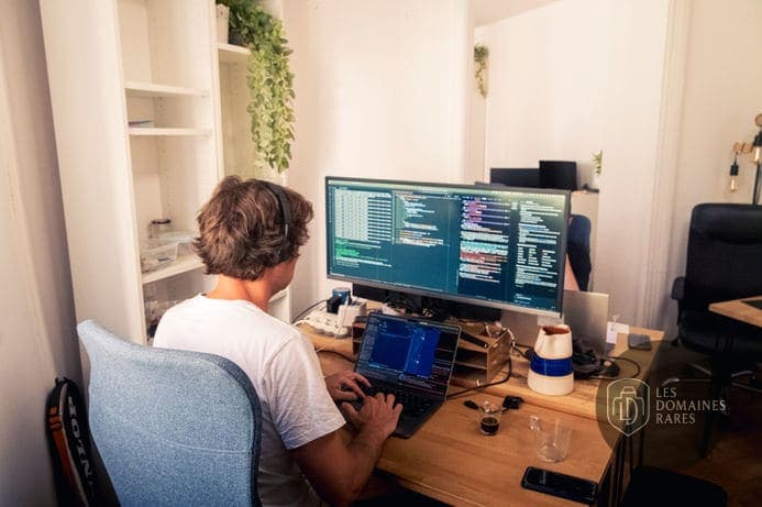 Bureau individuel avec ordinateur