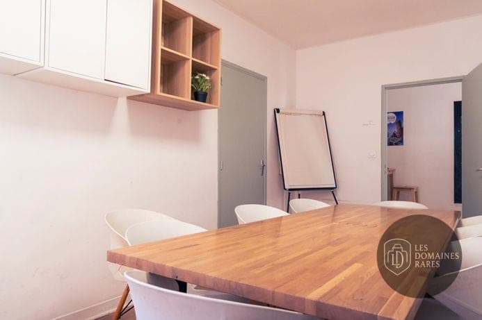 Salle de réunion avec tableau blanc