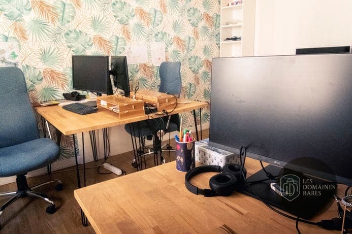 Espace de coworking avec bureaux et écrans