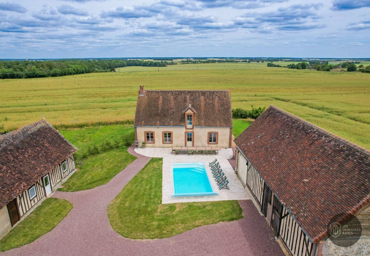 Vue aérienne du domaine et piscine