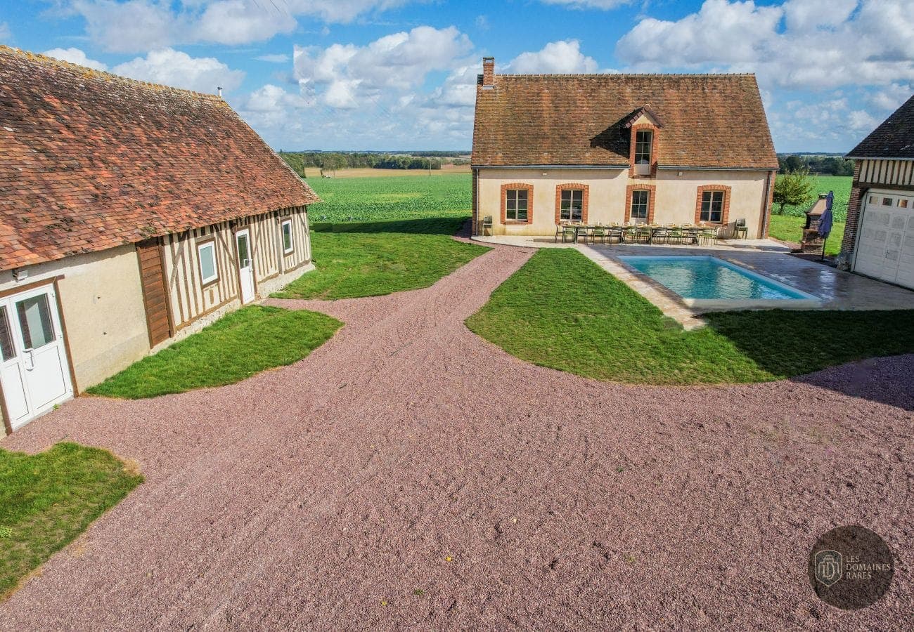 Vue aérienne piscine et bâtiments