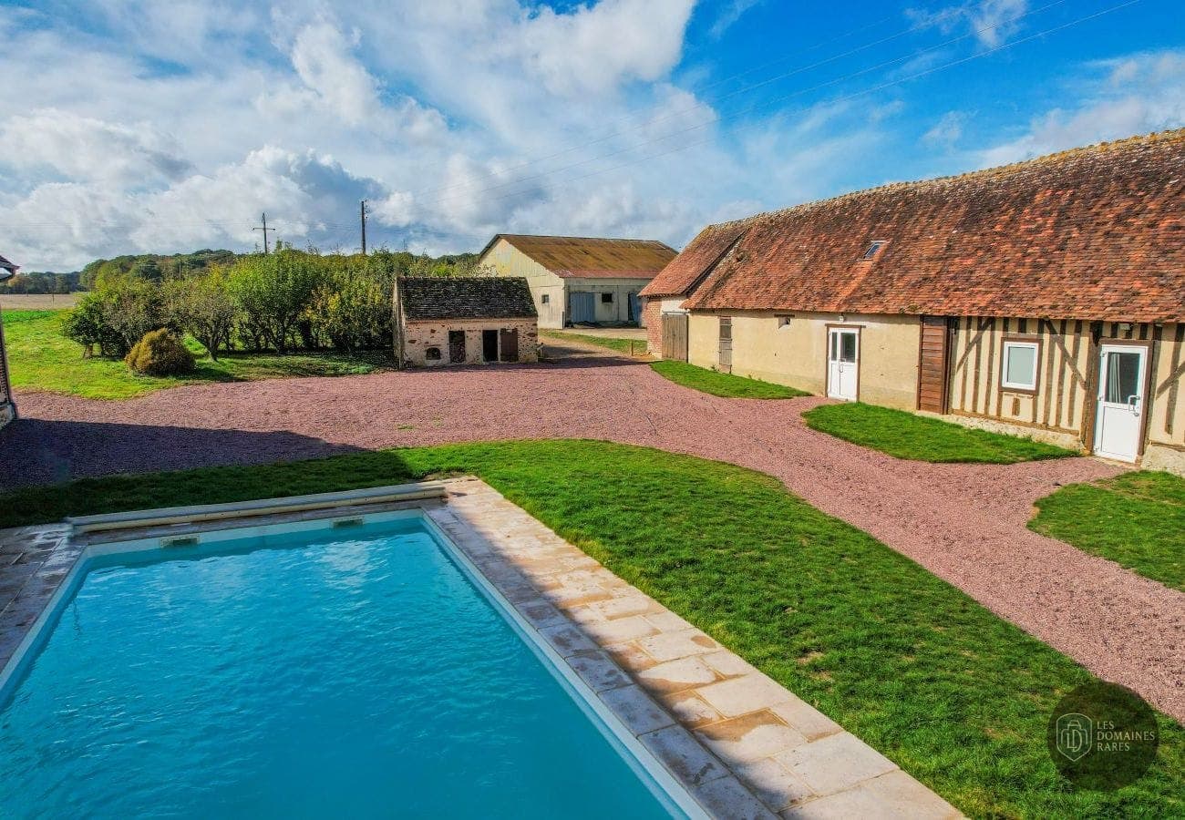 Vue extérieure avec piscine et bâtiments