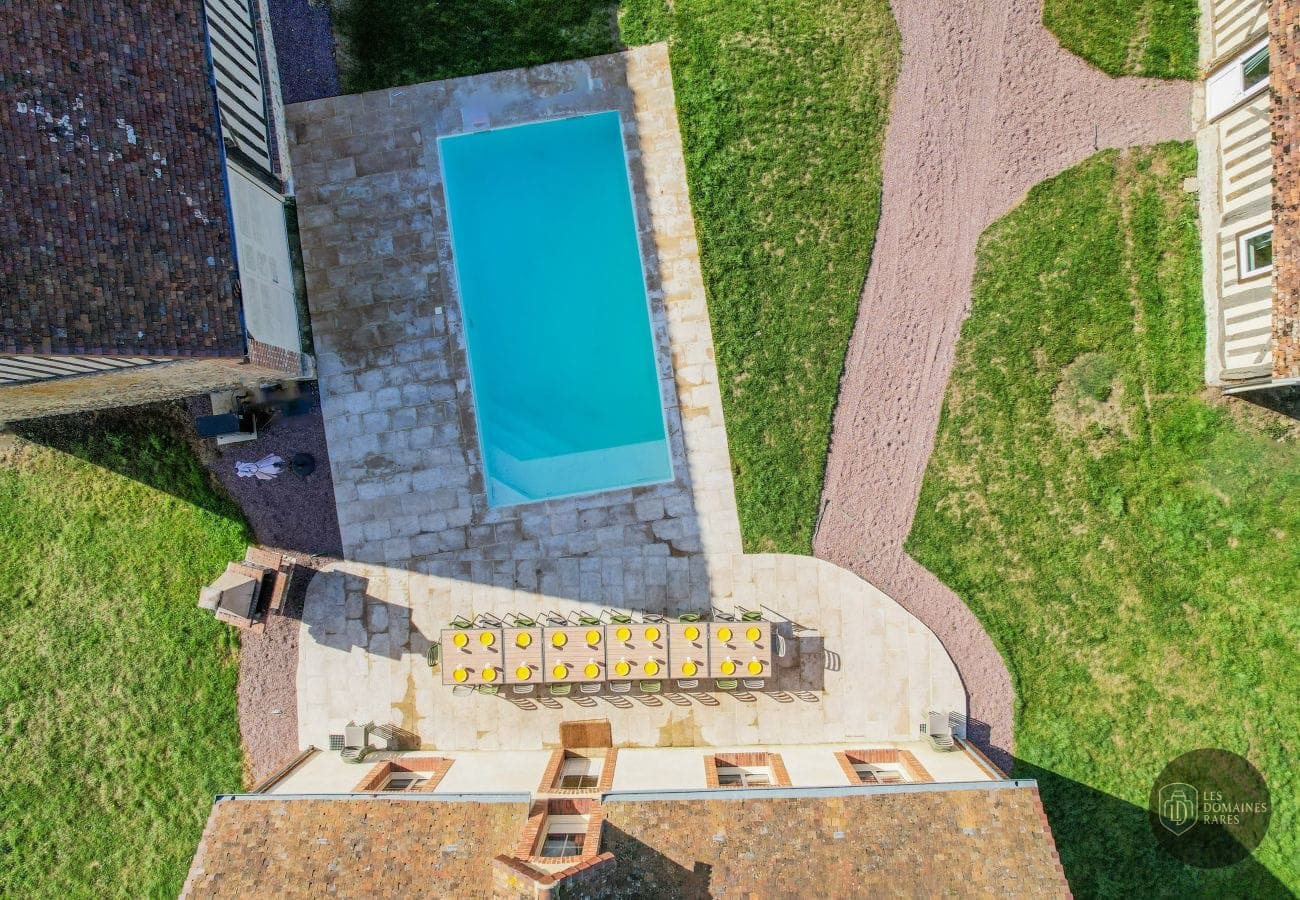 Vue aérienne piscine et table extérieure