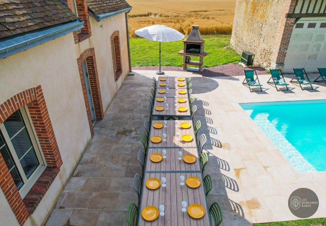 Terrasse avec table dressée et piscine