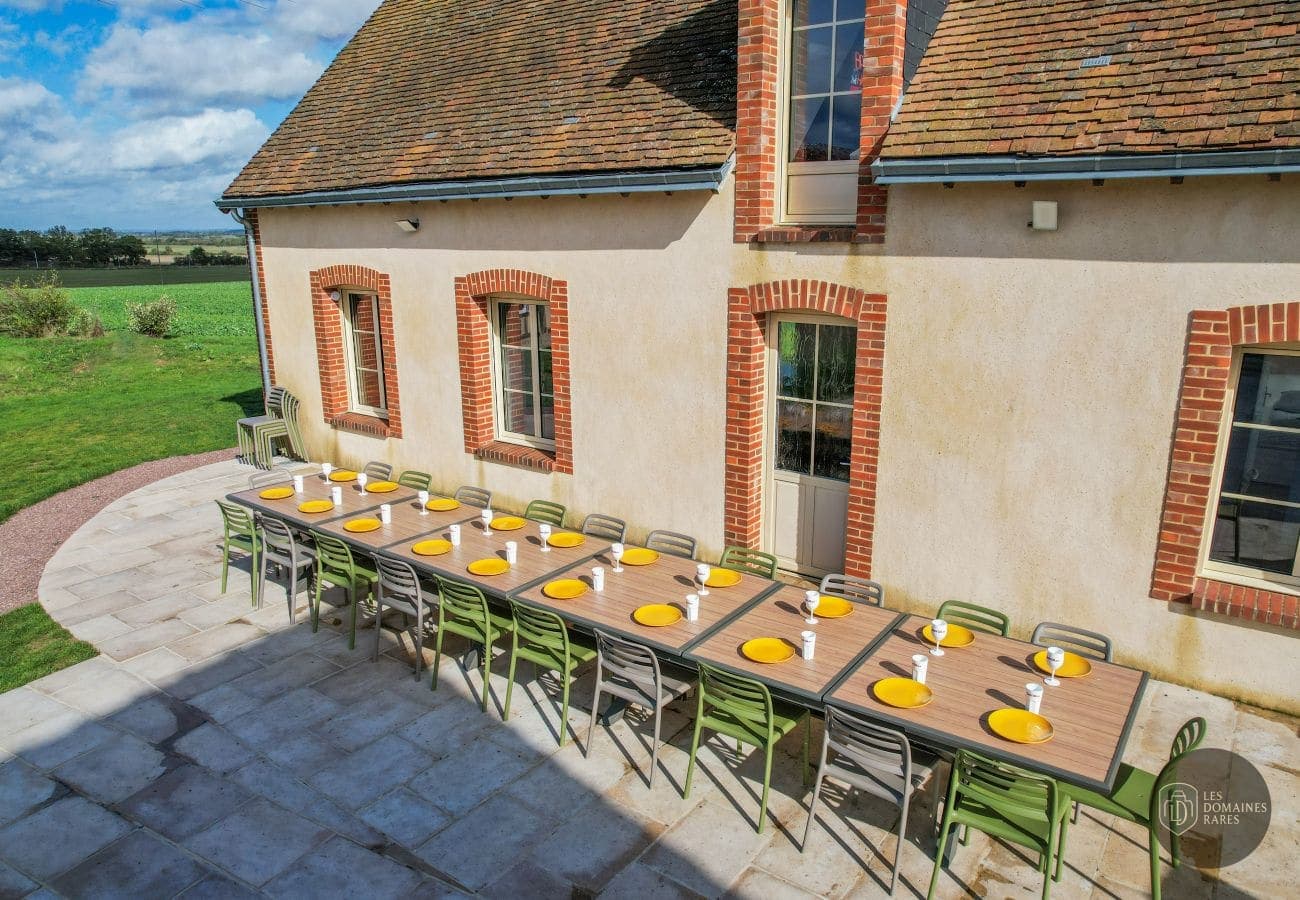 Terrasse et façade avec table dressée