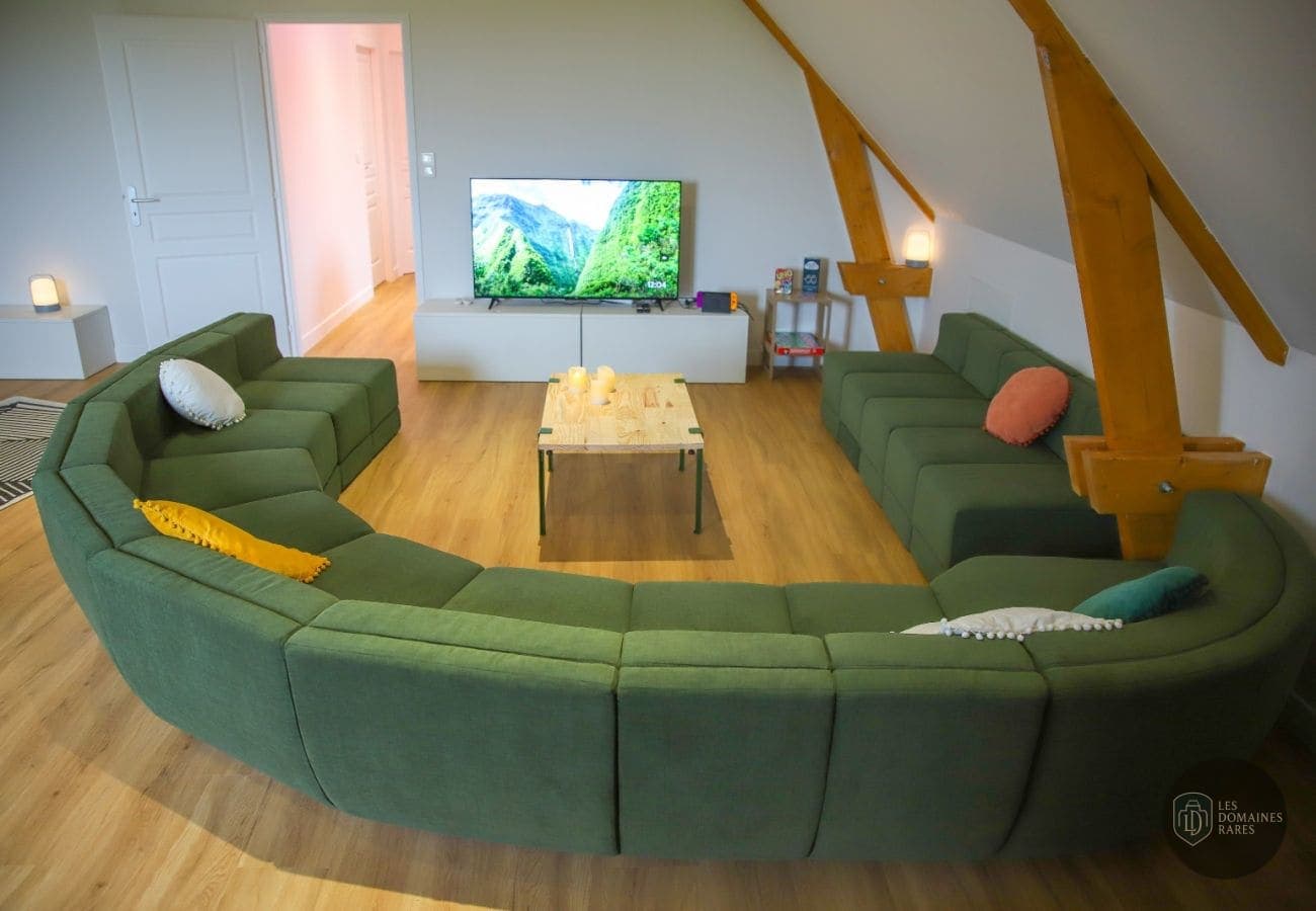 Salon avec canapé modulable et TV