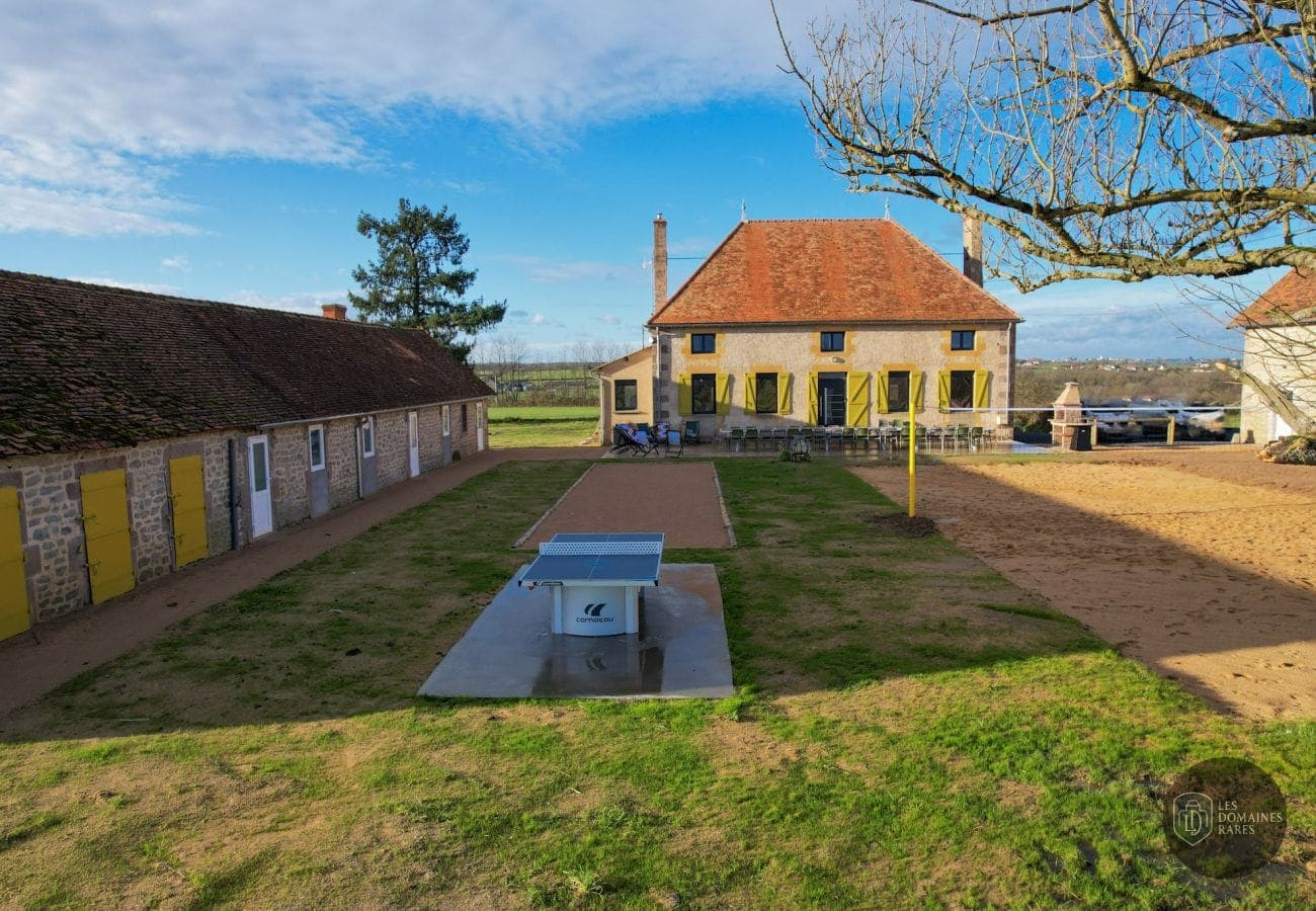 Domaine avec table de ping-pong extérieure