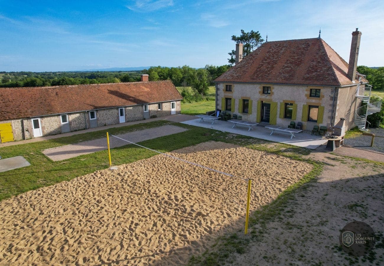 Vue aérienne terrain de beach-volley et terrasse