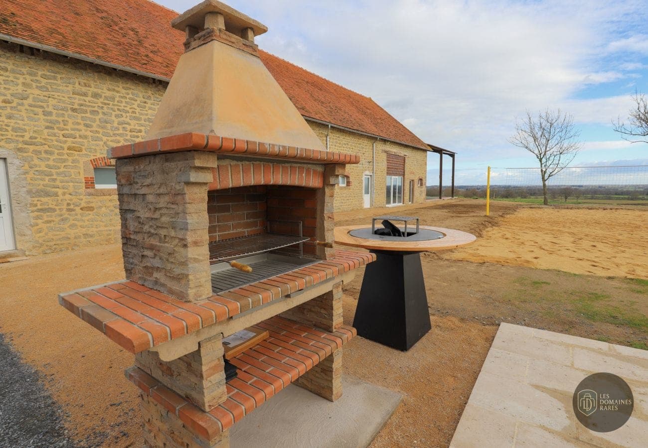 Barbecue extérieur et bâtiment en pierre