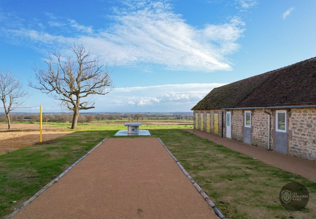 Terrain de volley, ping-pong et bâtiment