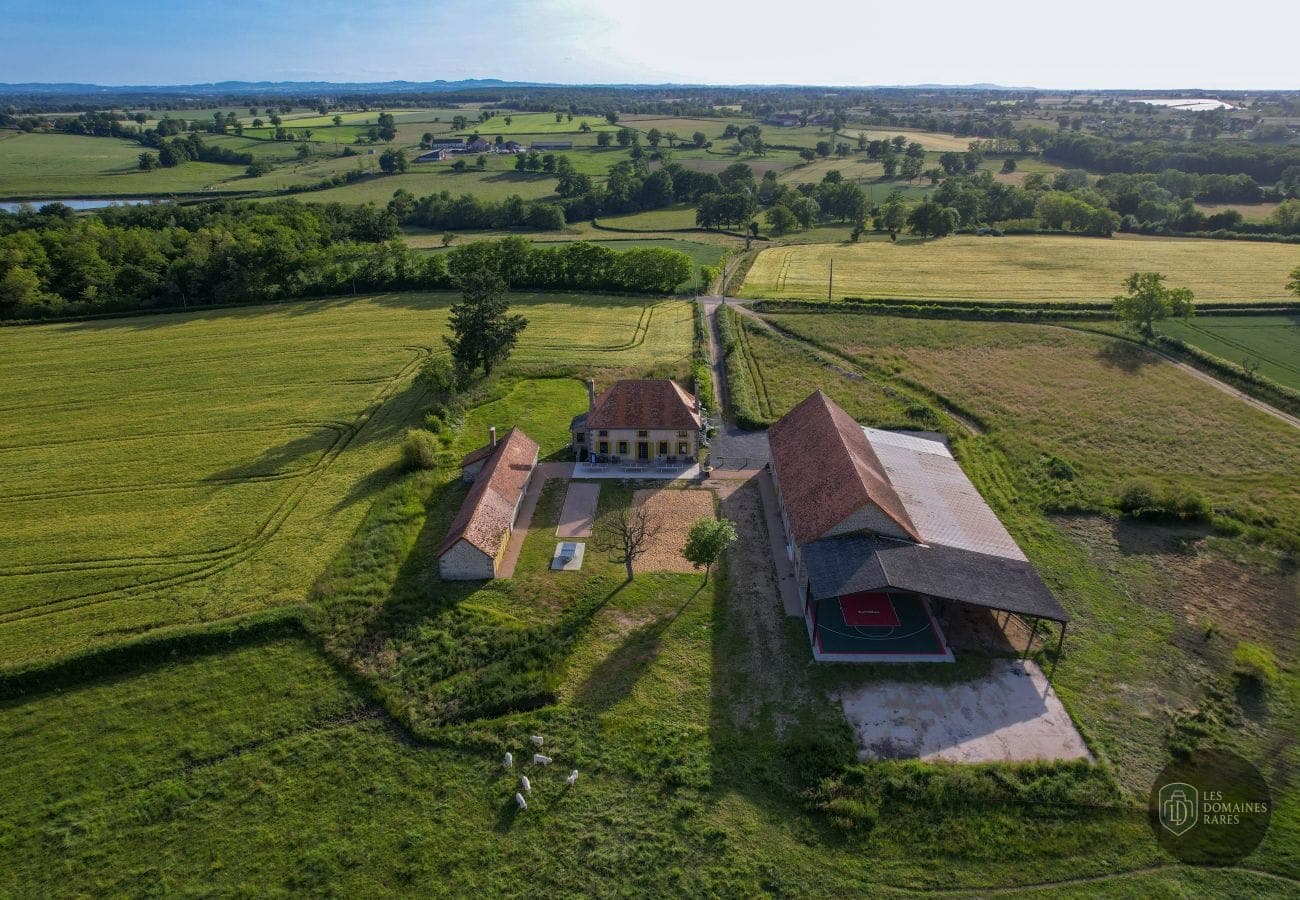 Vue aérienne du domaine et environs