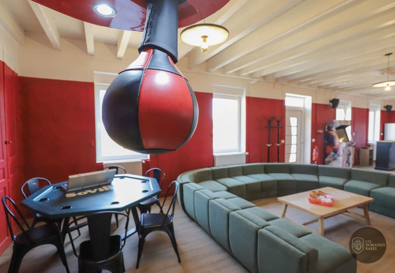 Espace détente avec canapé et table poker