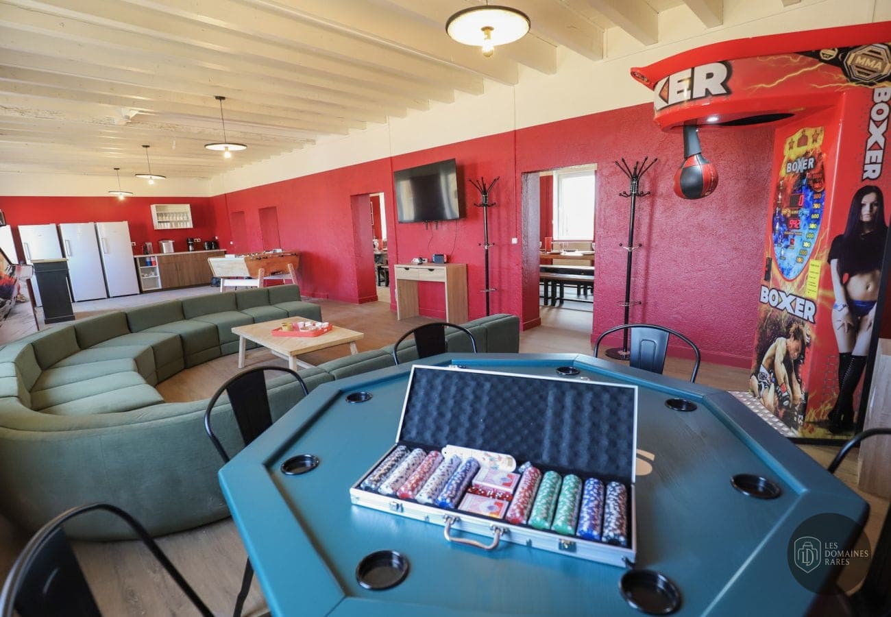 Salle de jeux avec table de poker