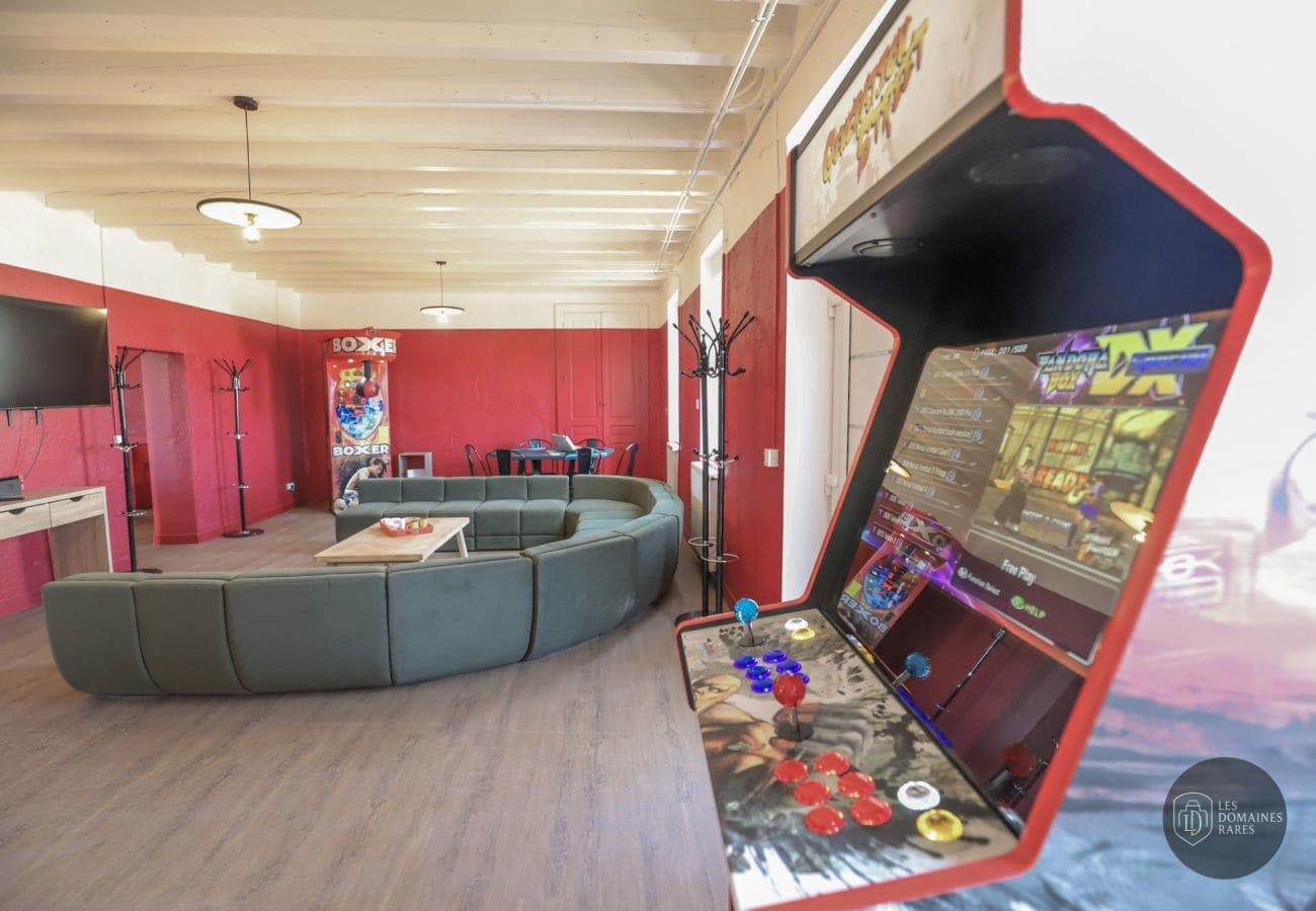 Salle de jeux avec borne d'arcade
