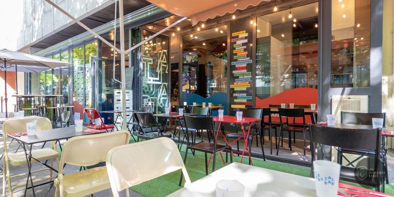 Terrasse extérieure couverte et ensoleillée