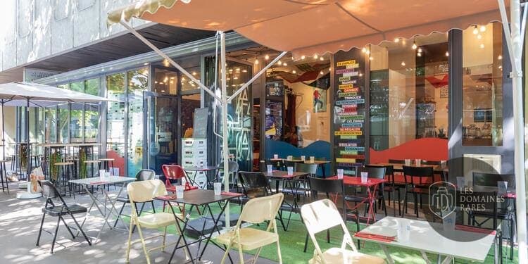 Terrasse extérieure avec tables et parasols