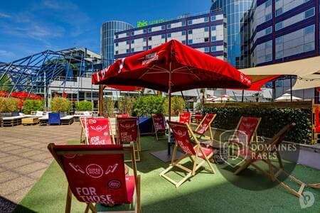 Terrasse extérieure avec mobilier de jardin