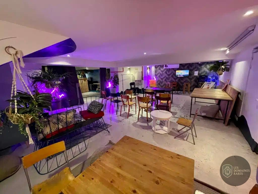 Intérieur avec coin plage et mobilier