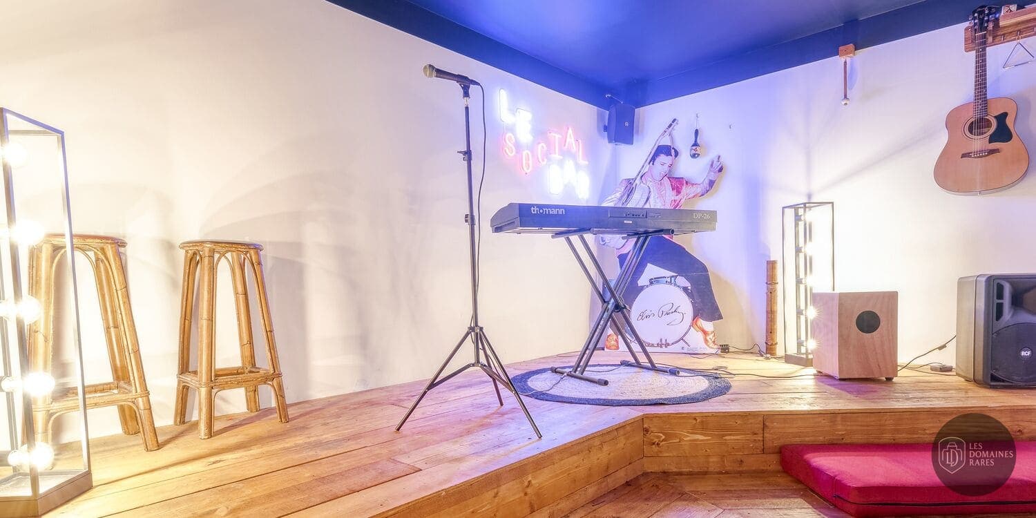 Scène avec instruments de musique