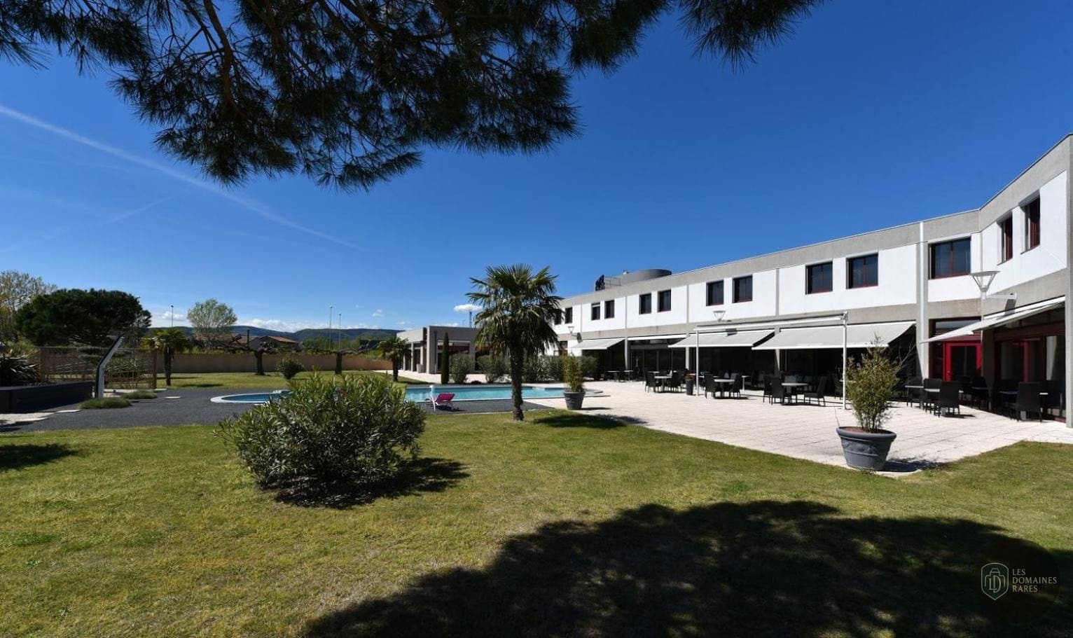 Vue extérieure de l'hôtel Sous Les Pins en Auvergne-Rhône-Alpes