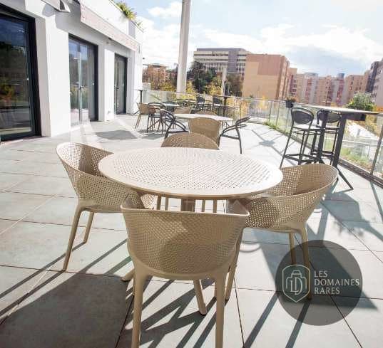 Terrasse extérieure avec vue sur la ville