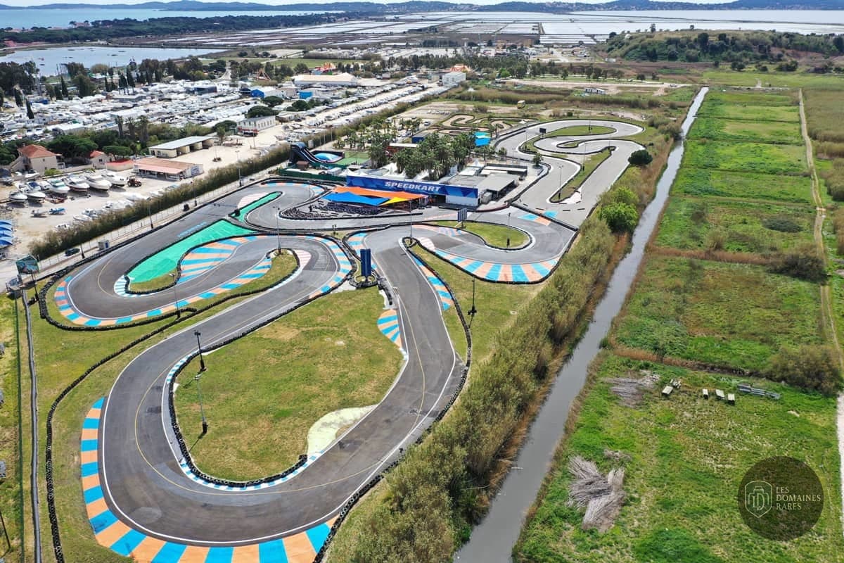 Vue extérieure du lieu Speedkart à Hyères en Provence-Alpes-Côte d'Azur