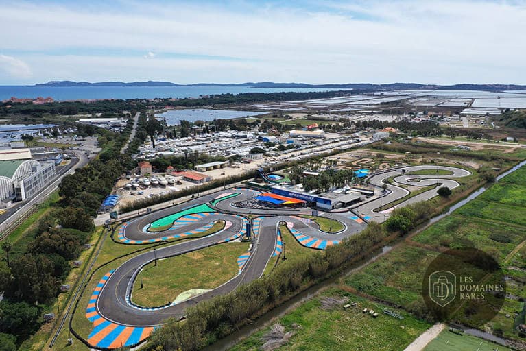 Vue extérieure du lieu Speedkart à Hyères en Provence-Alpes-Côte d'Azur