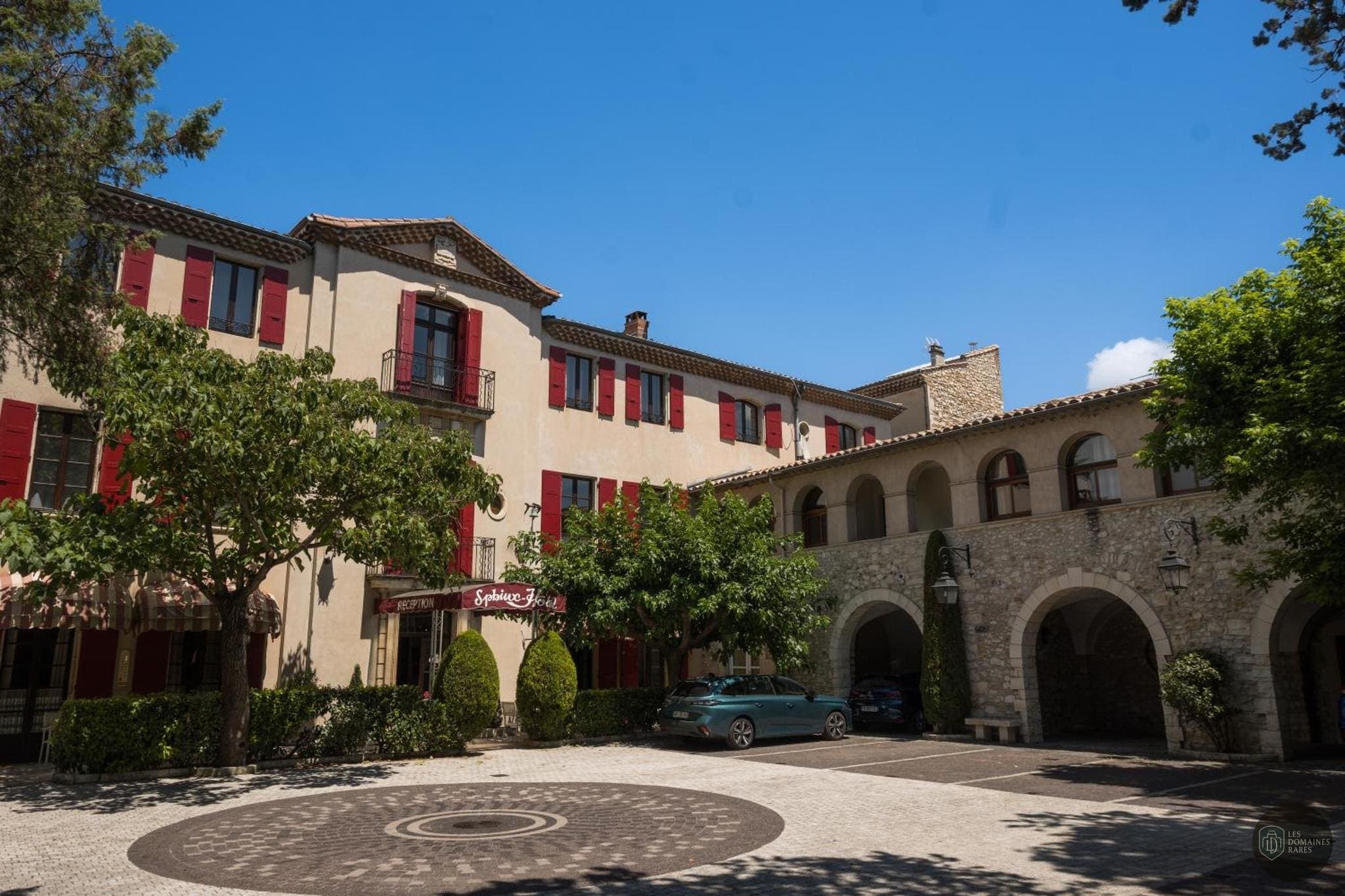 Vue extérieure de l'hôtel Sphinx Hôtel à Montélimar en Auvergne-Rhône-Alpes