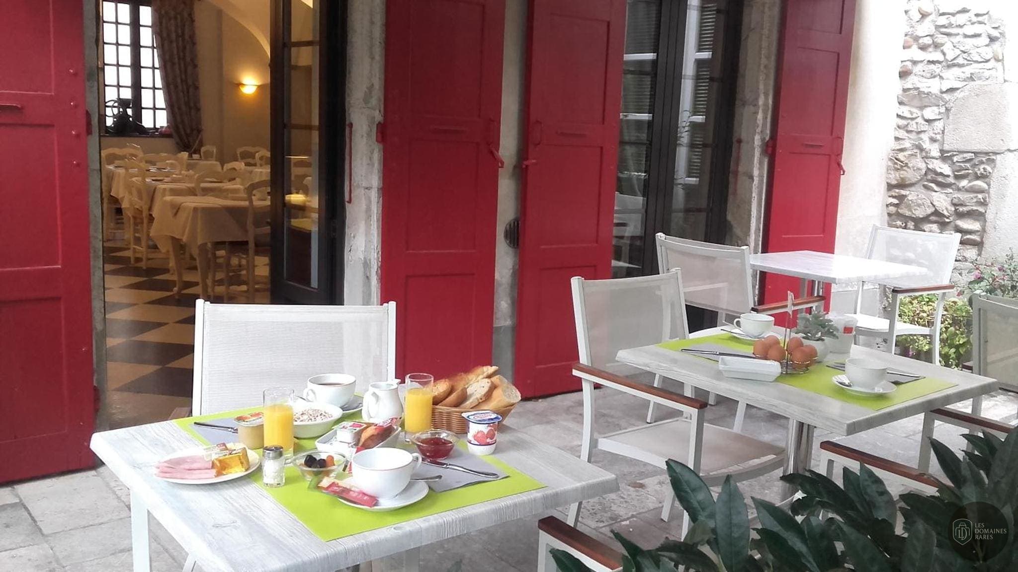 Vue extérieure de l'hôtel Sphinx Hôtel à Montélimar en Auvergne-Rhône-Alpes