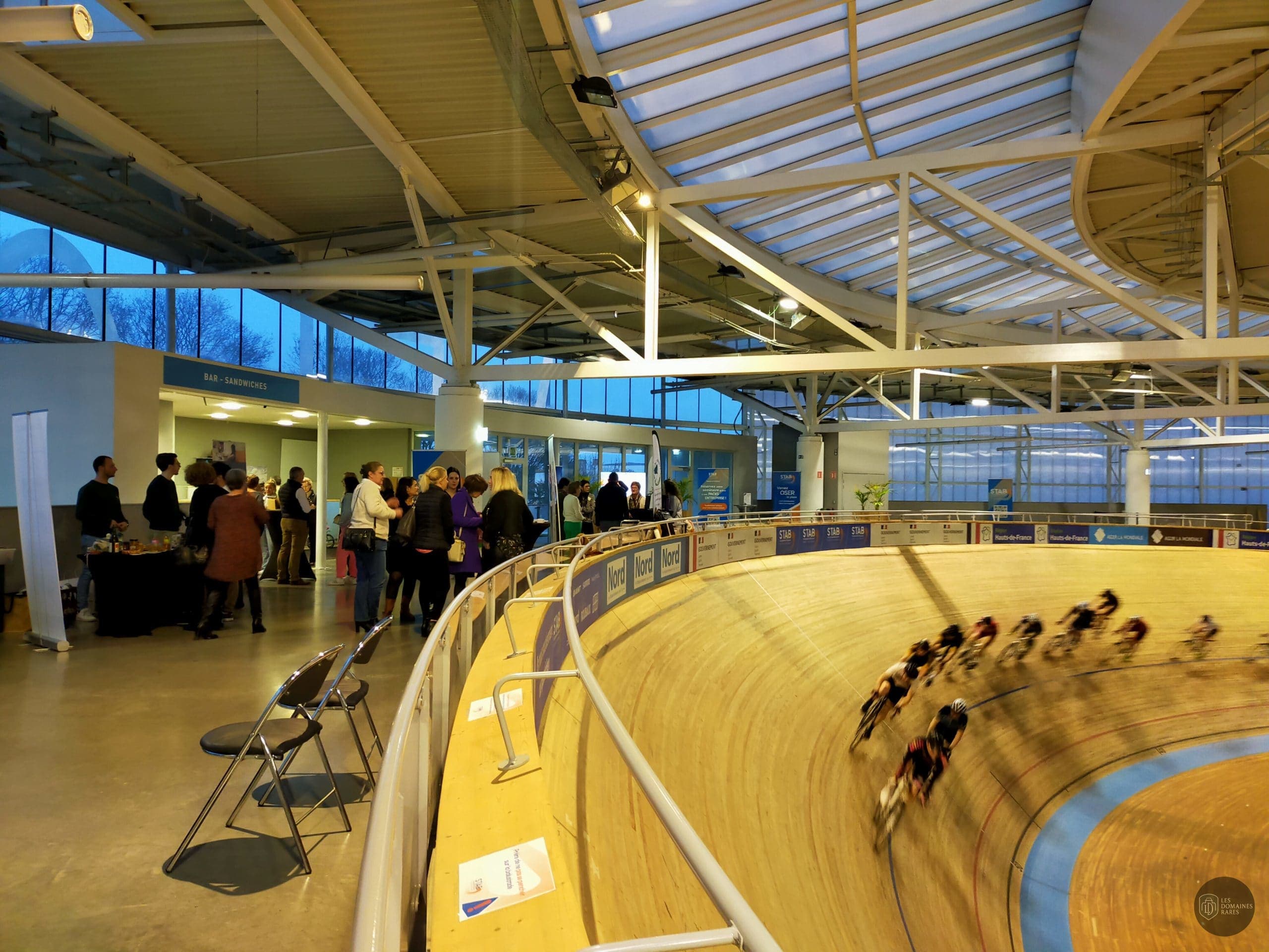 Espace panoramique avec vue sur la piste
