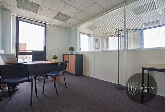 Bureau individuel équipé avec table et chaises