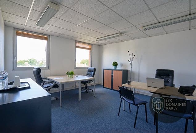 Espace de travail avec plusieurs bureaux